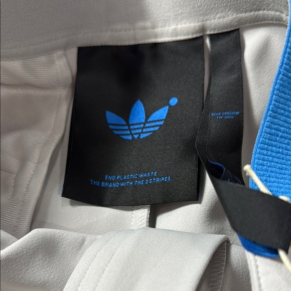 Adidas Women’s Pearl Grey/Pulse Blue Shorts Size Medium - Picture 6 of 11